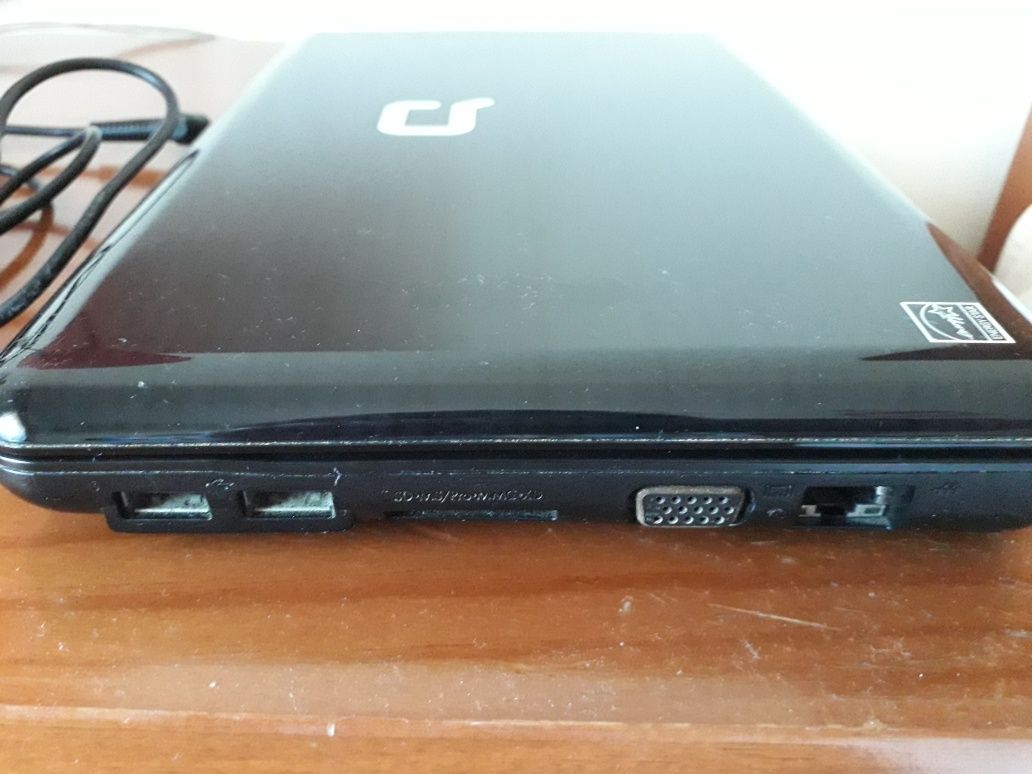 Portátil HP Compaq mini 110 com ecrã partido