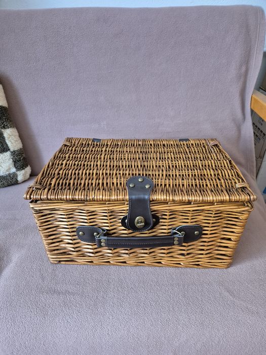 Kosz wiklinowy piknikowy z wyposażeniem.