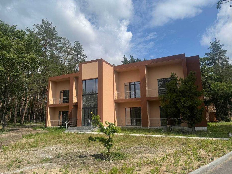 Коттеджи, квартиры, таунхаусы в поселке закрытого типа, лес, речка.