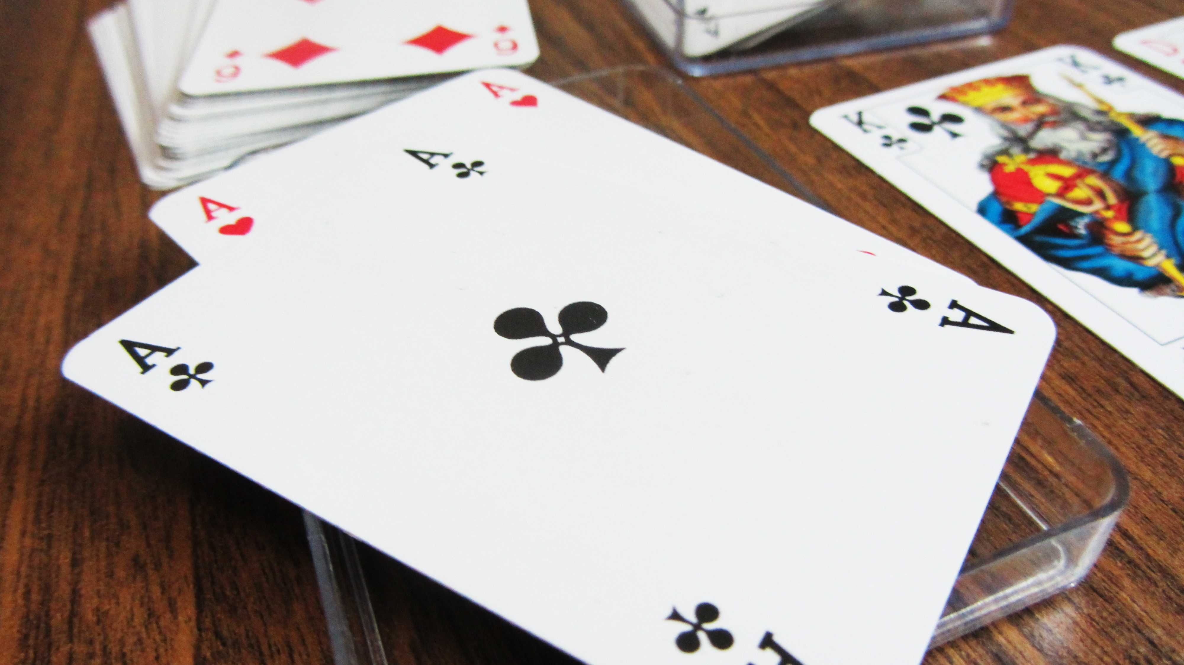 Игральные карты картонные колода 36 карт в пластиковом кейсе
