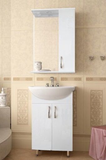 Комплект мебели 50см в ванную комнату: тумба с умывальником и зеркало.