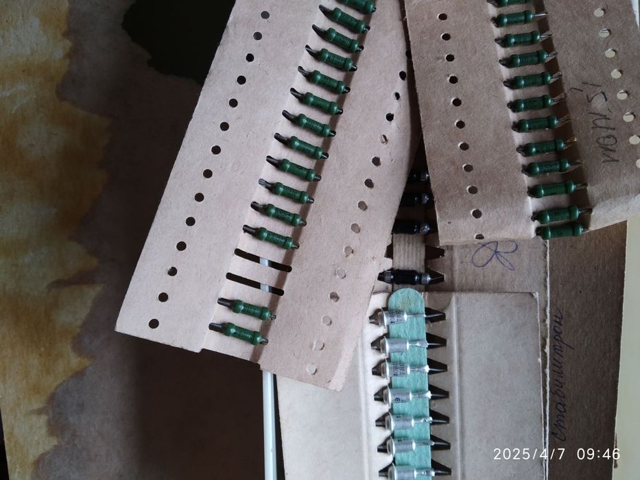 Радиодетали: лампы,конденсаторы,диоды и другое