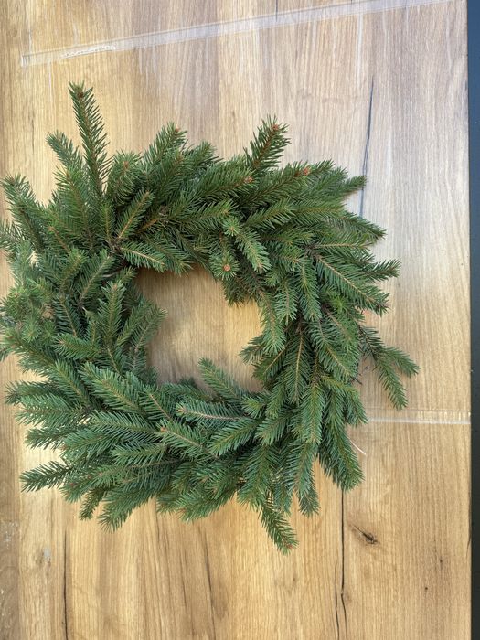 Piekny zielony wianek na drzwi