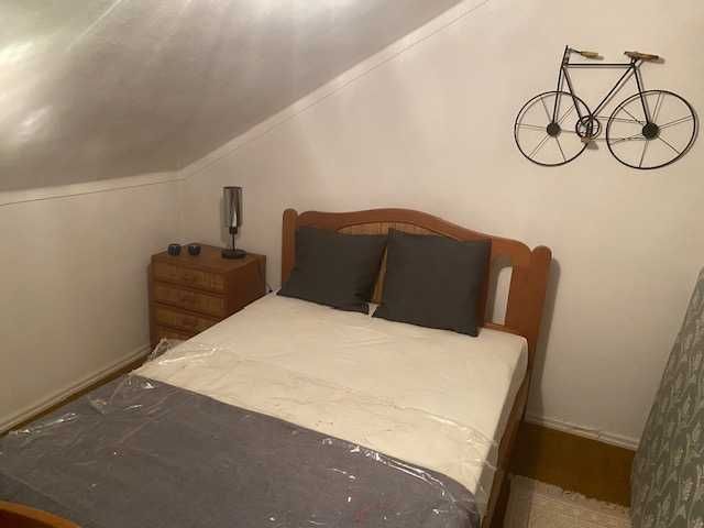 Cama Vintage Madeira e palhinha na cabeceira + Restante mobília