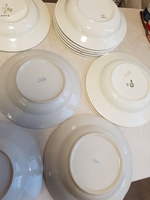 Глибокі раритетні великі тарелі тих часів дуже багато є в оголошеннях