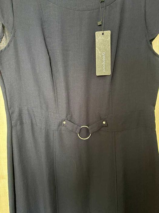 Sukienka z ozdobną klamerką