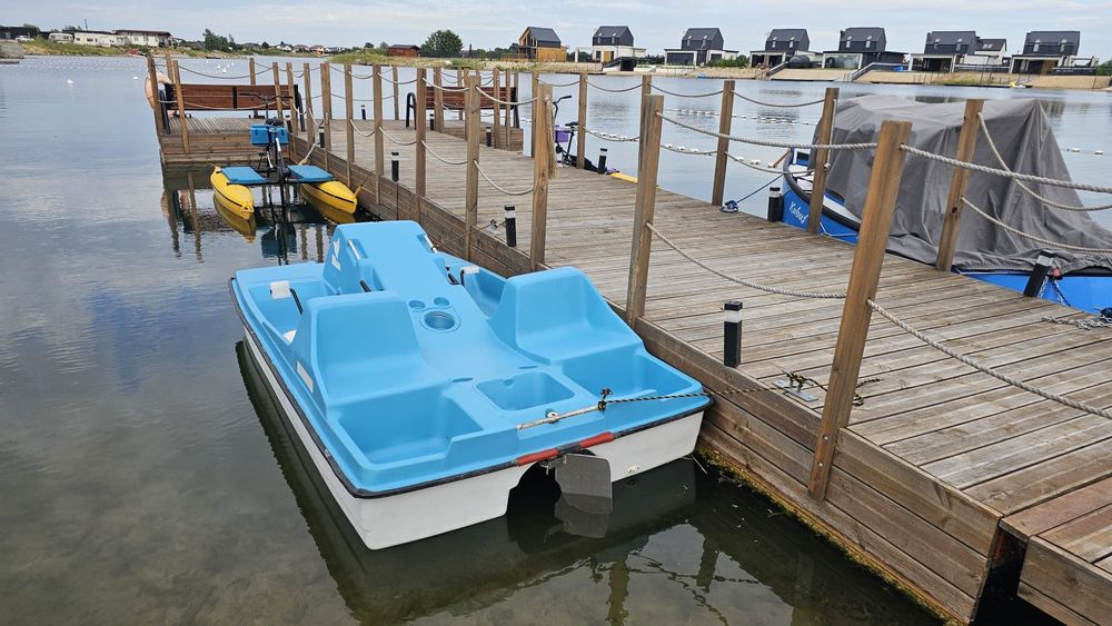 Wolne terminy, dom letniskowy z prywatną plażą i jacuzzi nad jeziorem.