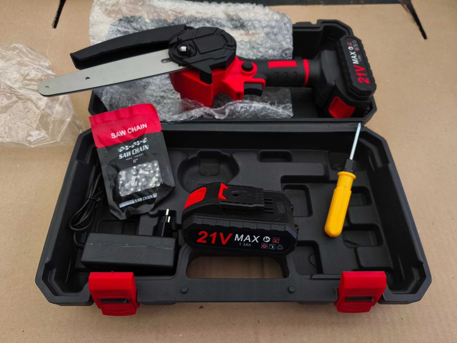 Mini motosserra c/ 2 baterias + 2 serras