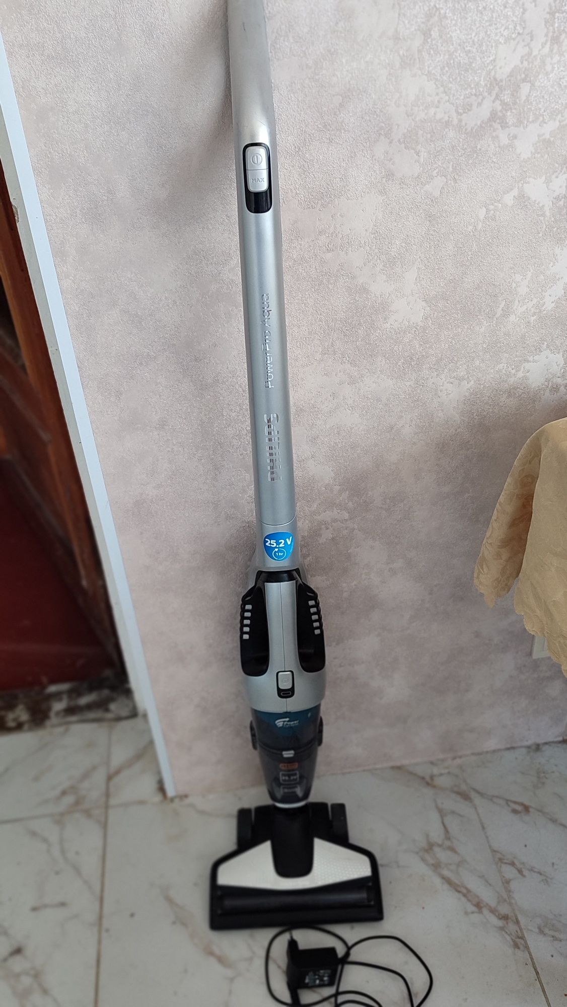 Продається акумуляторний пилосос Philips