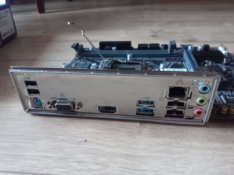 Intel Core i3-10100F + chłodzenie – sprawny