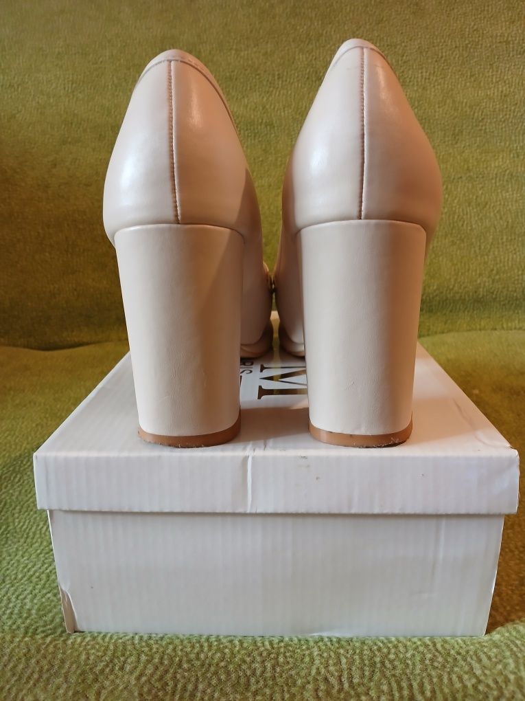 Beżowe buty na słupku rozmiar 40