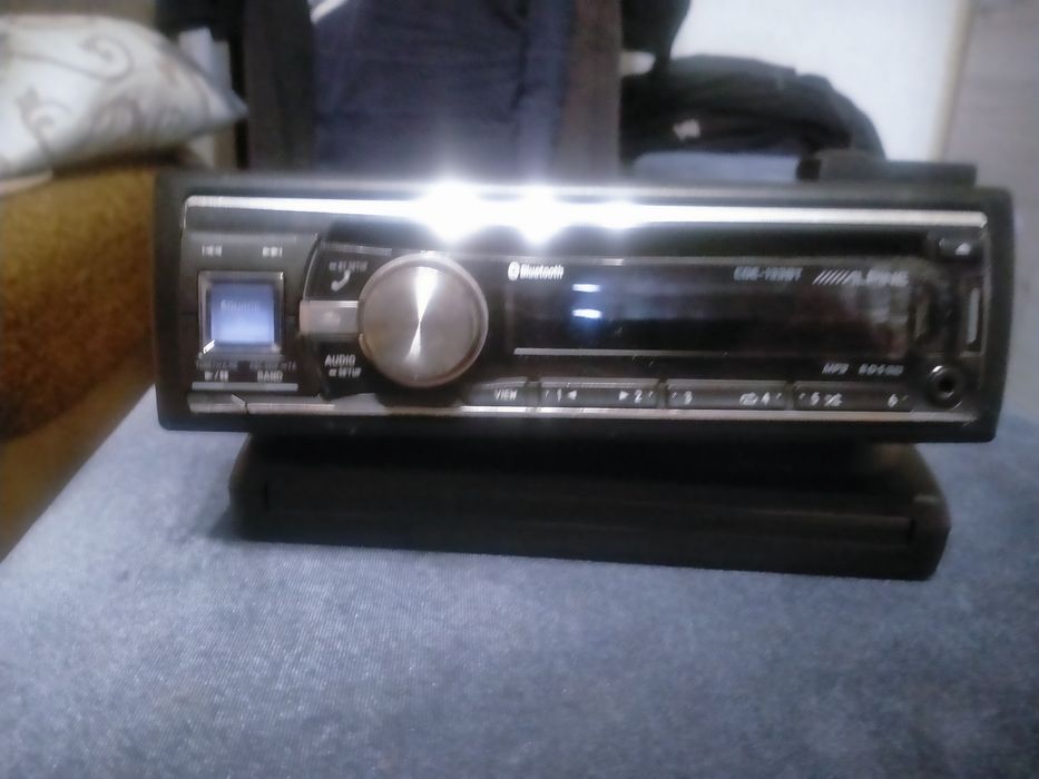 Alpine CDE -133BT магнитола с блютузом