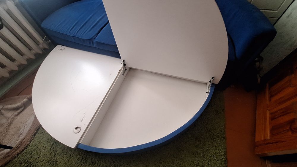 Гарний круглий диван