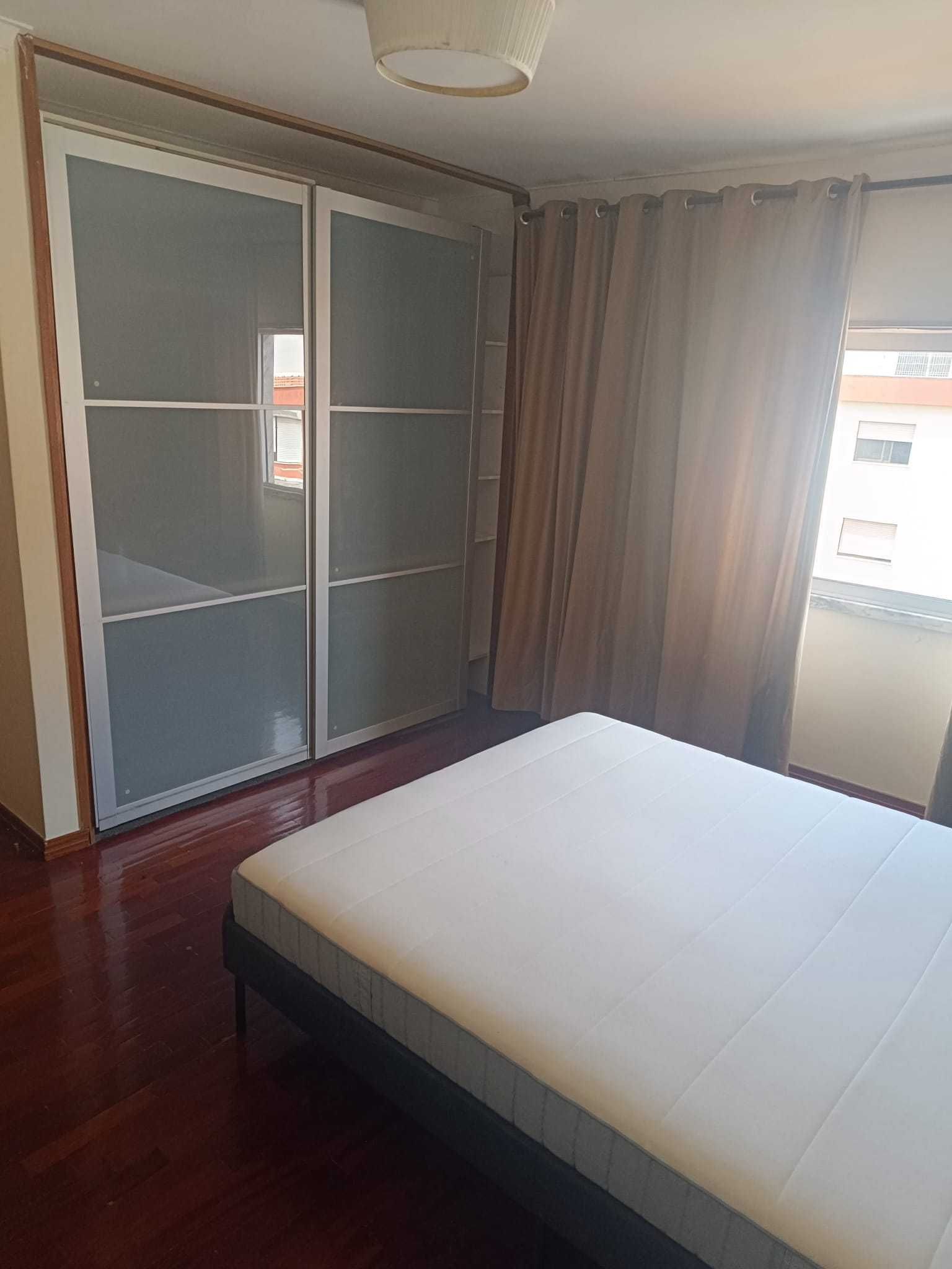 Quarto Para arrendar em rua Cooperativa Operária Amorense