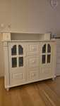 Komoda biała 120x90x40
Komoda w stylu klasycznym, z przeszklonymi drzw