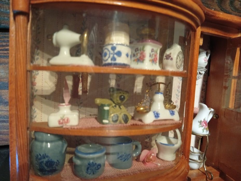 Miniaturowy drewniany model sklepu z antykami.