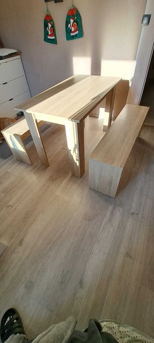 Stół salon/kuchnia + 2 ławki.