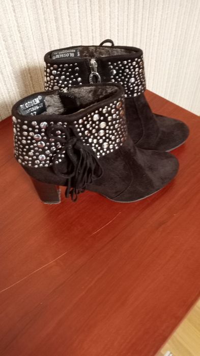 Продаються ботінки