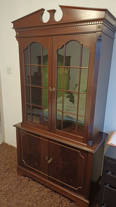 Piękna zdobiona witryna vintage z drewna wiśniowego +  welur + LED