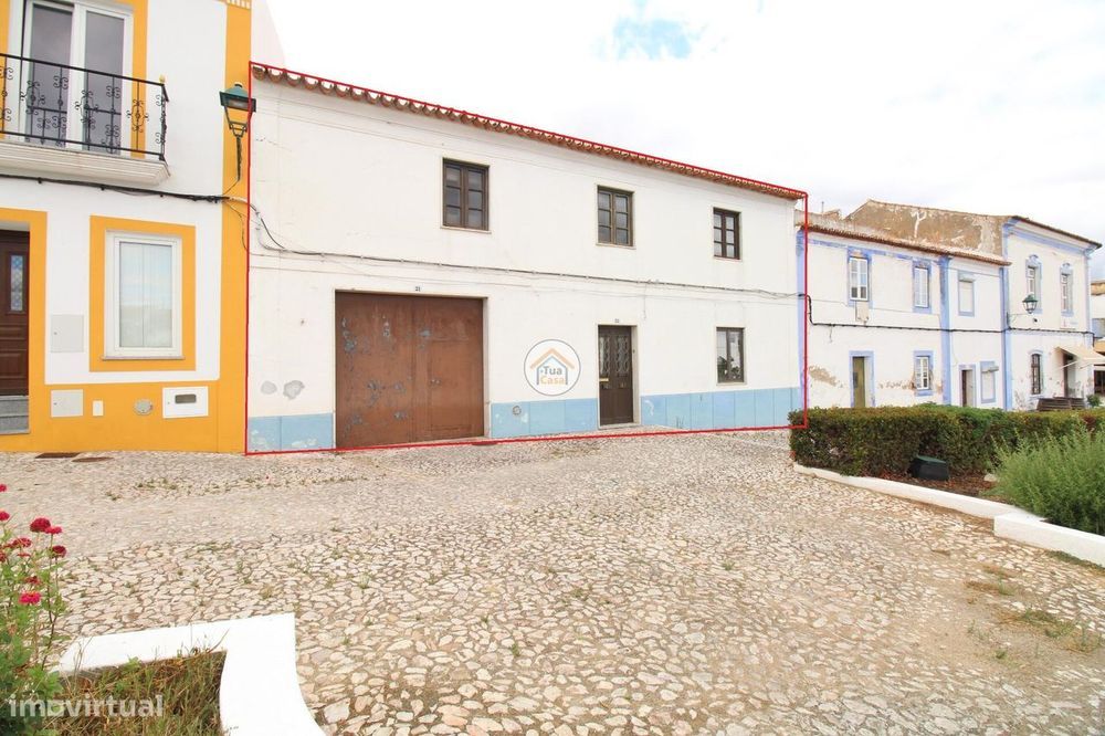 Moradia T5 Única com 21 Compartimentos, Casão e Garagem Localizada no