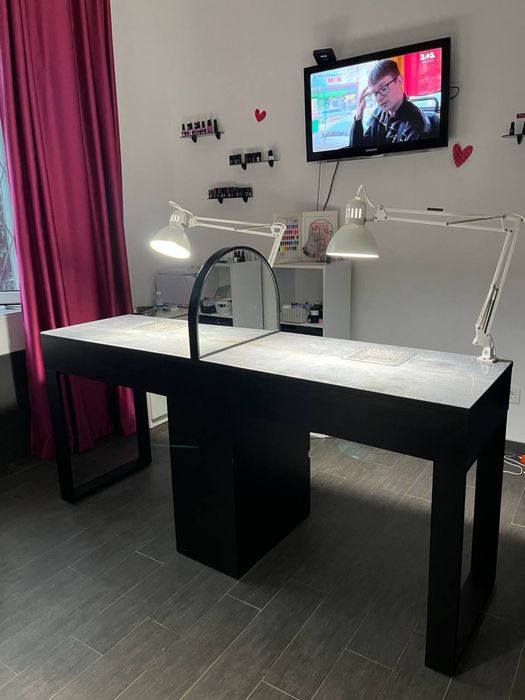 Мвнікюрний стіл