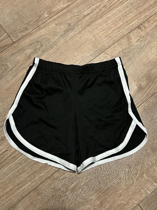 Nowe piękne czarne krótkie spodenki S/M