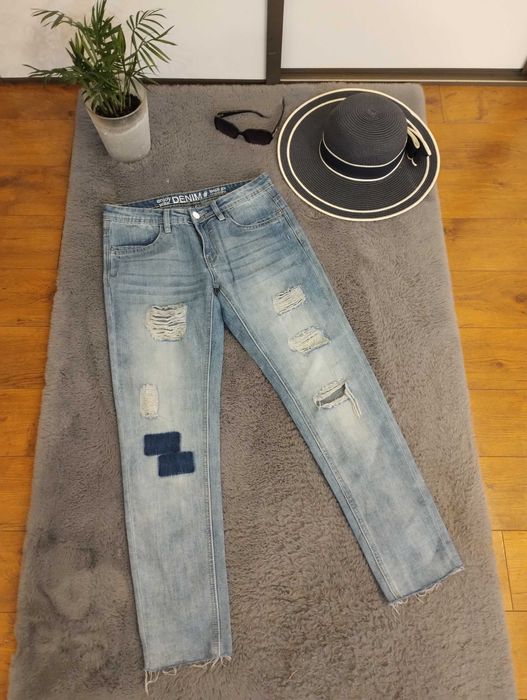 Spodnie jeansowe damskie z rozdarciami Moodo w rozmiarze XS