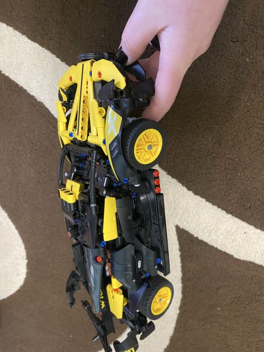 LEGO Technic Bugatti Bolide (набір 42151).