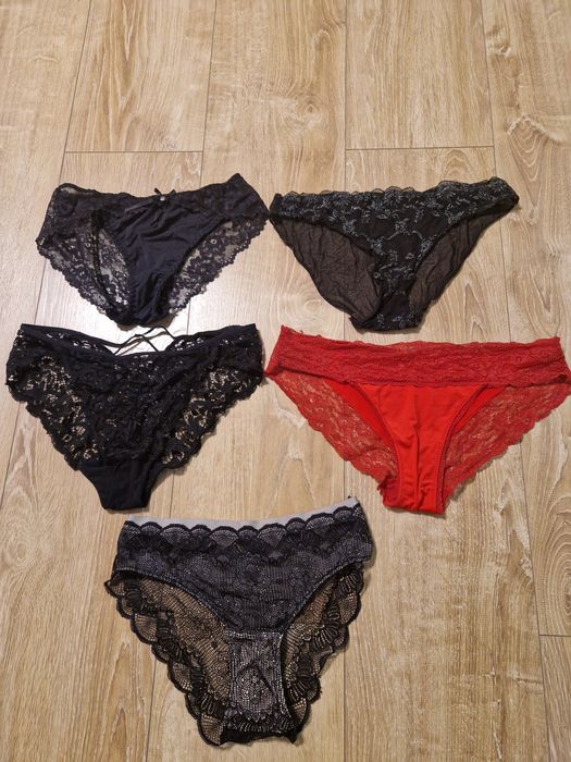 Zestaw koronkowych majtek w bardzo dobrym stanie