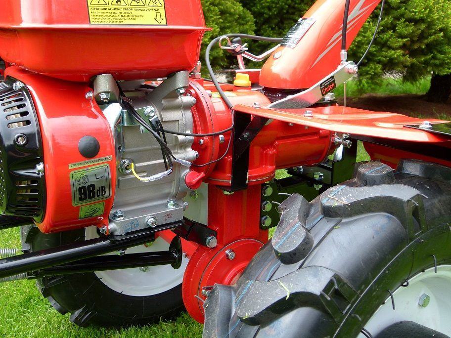 GLEBOGRYZARKA HECHT 7100 Traktorek jednosiowy z przyczepką Dzik