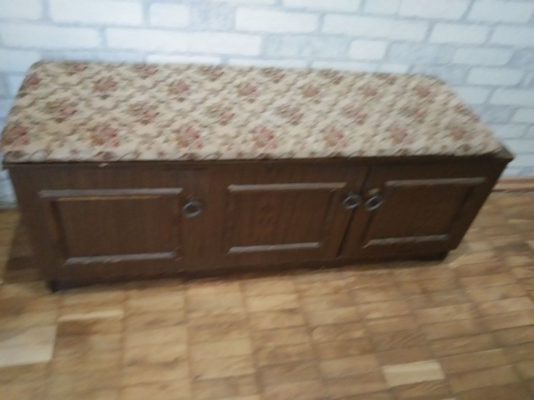 Продам вішалку та банкетку у прихожу.