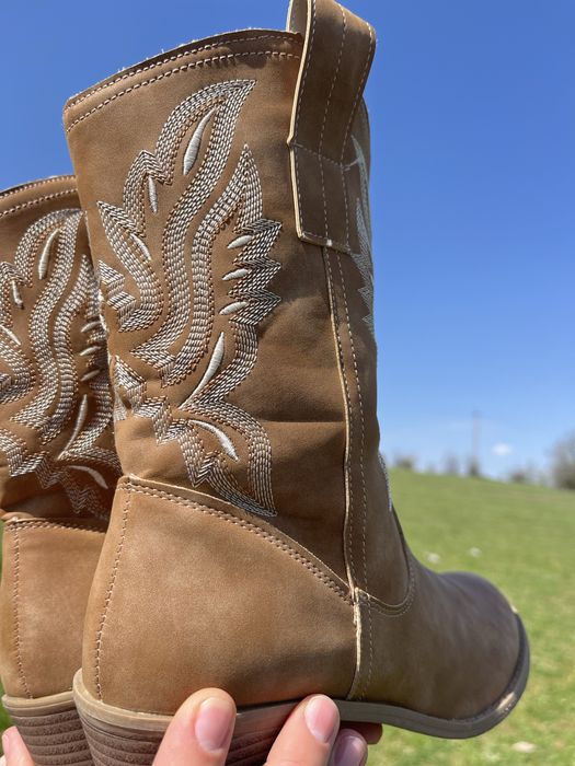 Стильні шкіряні козаки з вишивкою