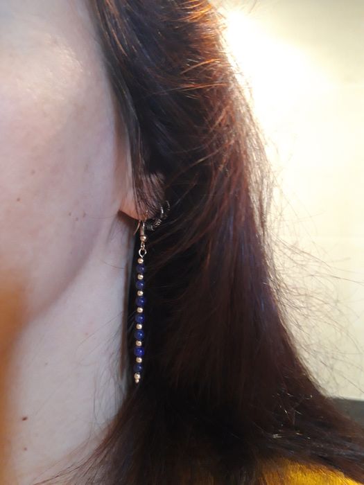 Brincos compridos de contas de cor azul/dourado - NOVOS!