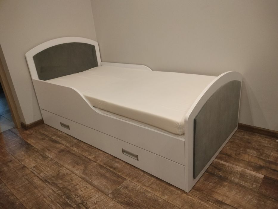Łóżko dziecięce 160 na 80 materacami w pokrowcach i szufladą.