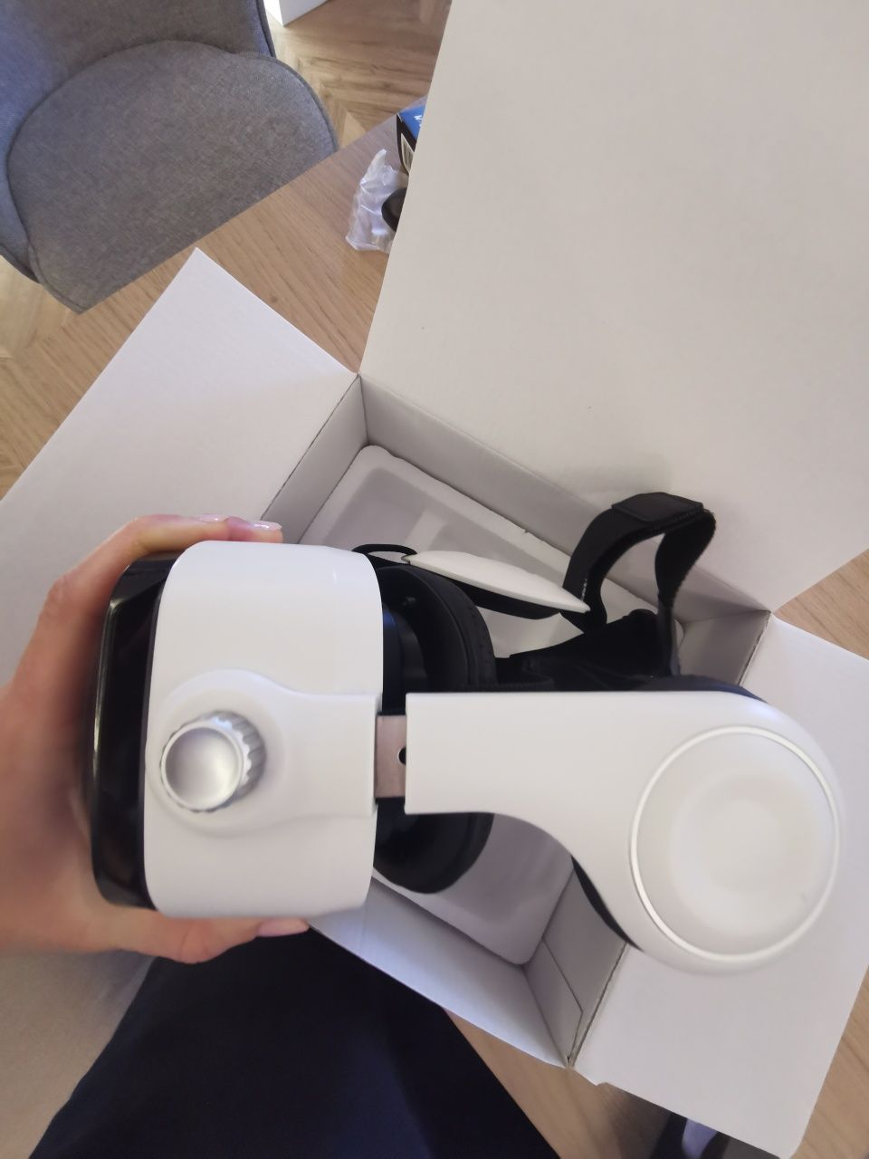 Gogle Virtual Reality 3.0 z wbudowanymi słuchawkami i pilotem.
