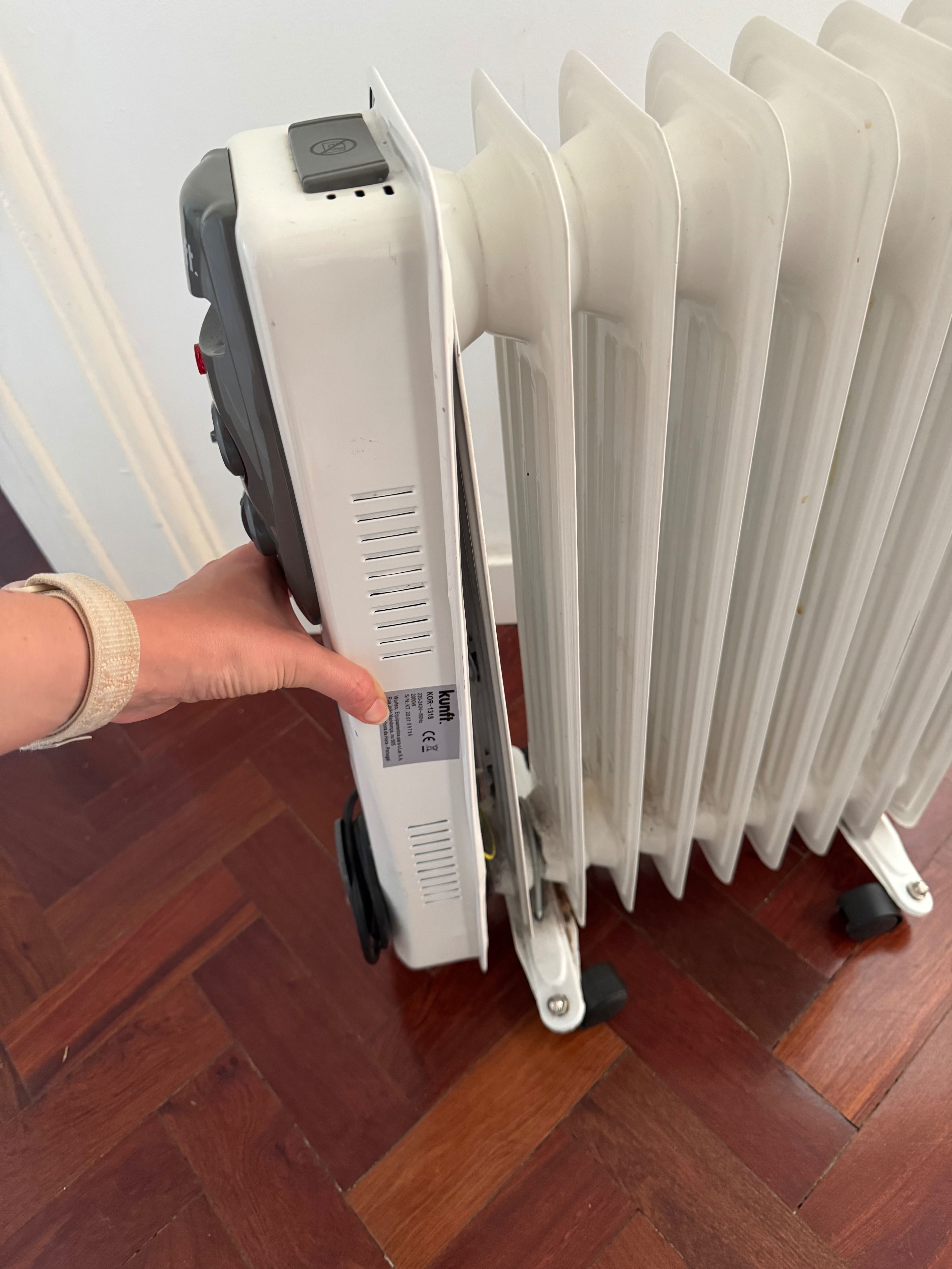 Aquecedor Kunft KOR‑1318 – 2000W, a funcionar (com uso)