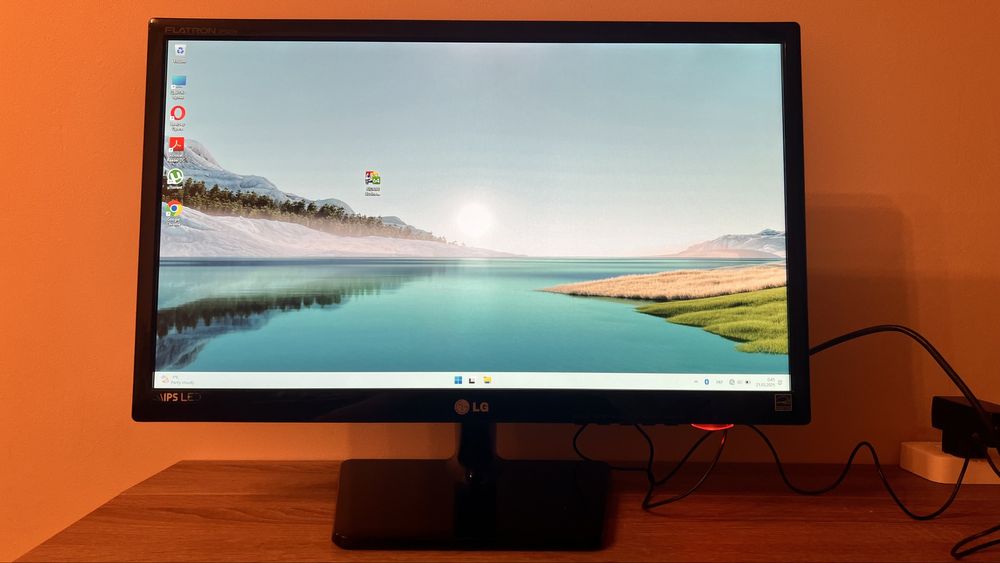 Монітор LG IPS224T-PN / 21.5" (1920x1080) TN / HDMI / VGA / DVI