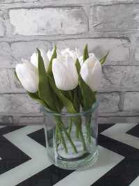 Dekoracja wiosenna tulipany w wazonie z imitacją wody