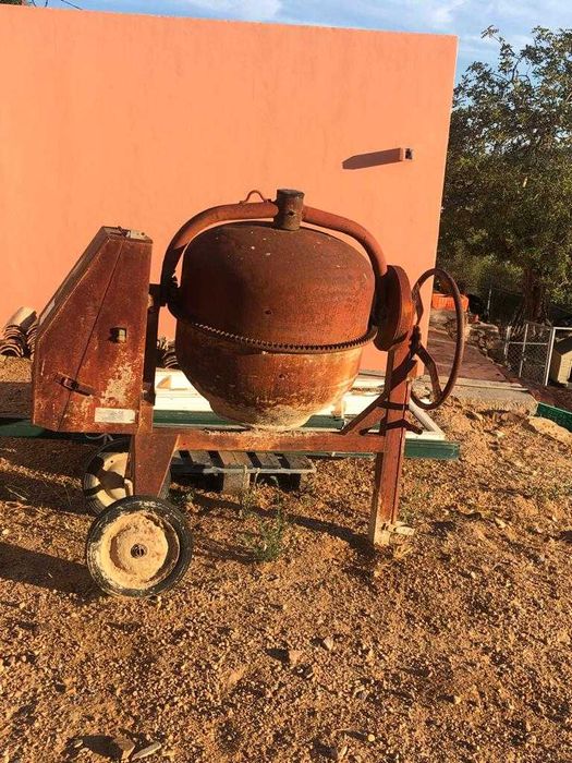 Venda de ferramentas diversas de construção