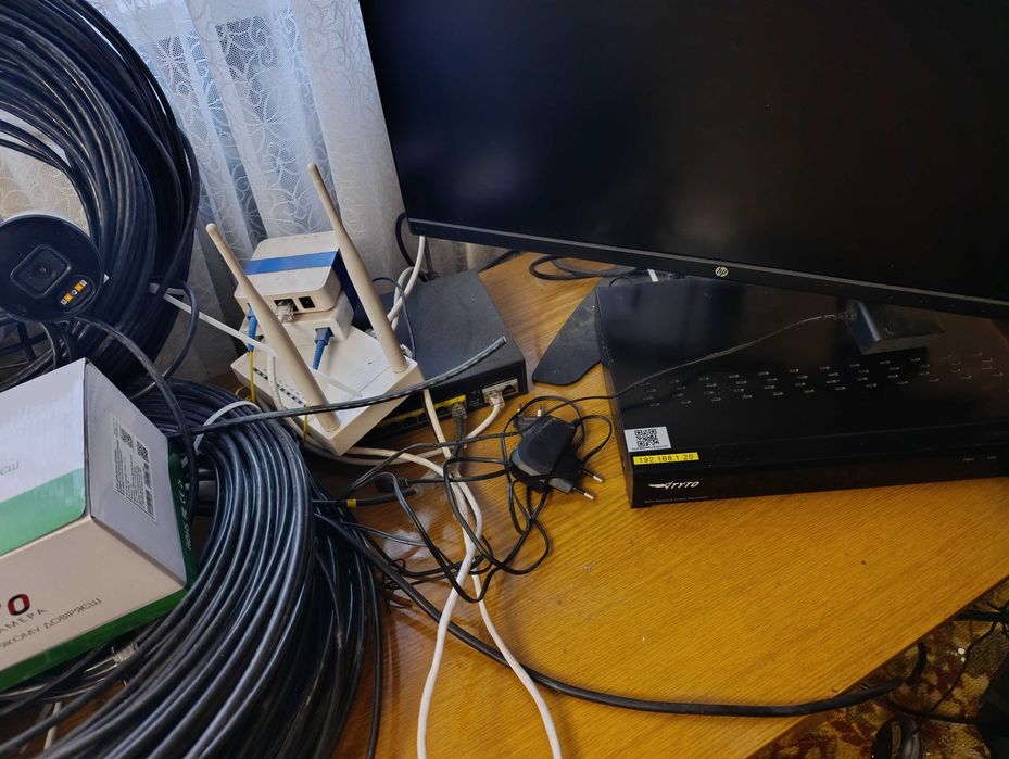 Продам видеокамеры в наборе с монитором, роутером, проводами!