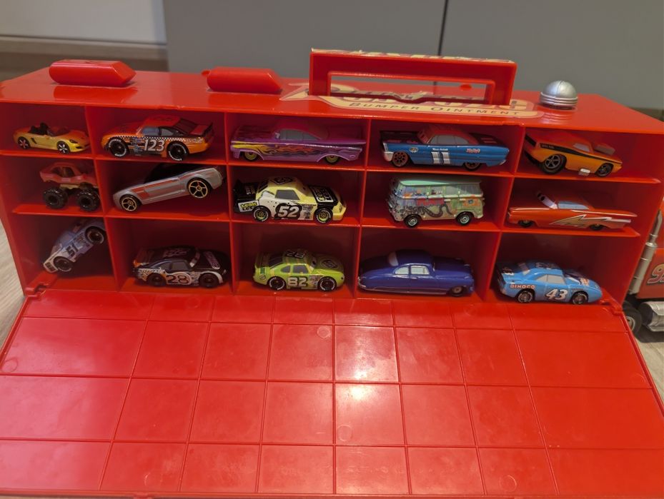 Ciężarówka zygzak McQueen z autkami