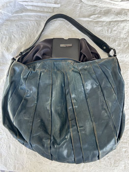 Carteira azul em pele da marca DKNY