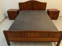 Cama de madeira com 2 mesas de cama em bom estado com colchão