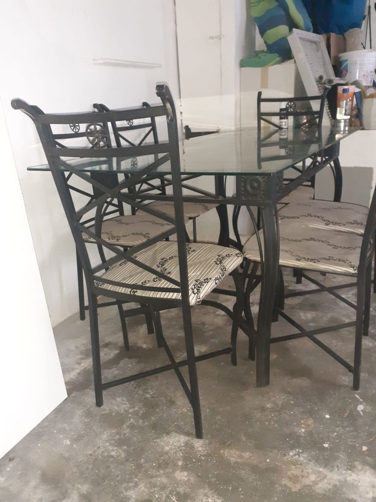 Mesa de jantar de vidro e ferro