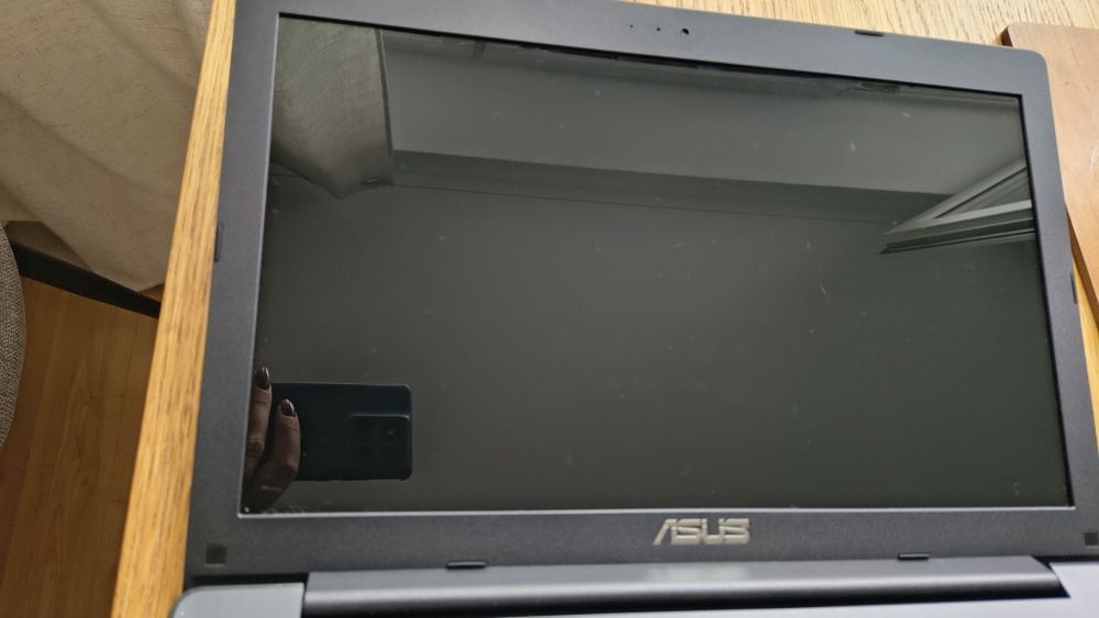 Laptop ASUS seria R515M Windows 8