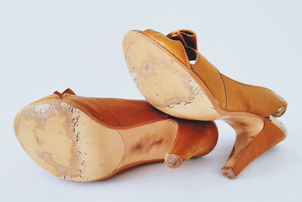 Karmelowe skórzane sandały czółenka szpilki Stradivarius 37