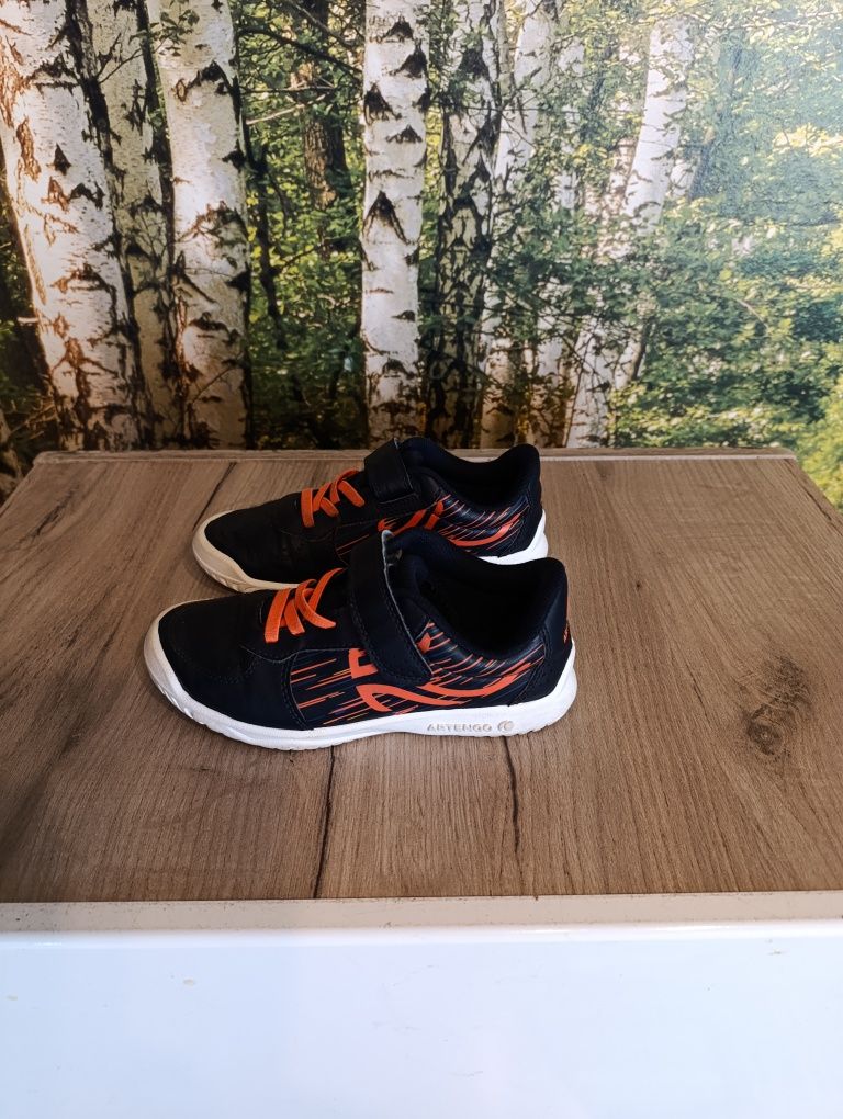 Adidaski z białą podeszwą