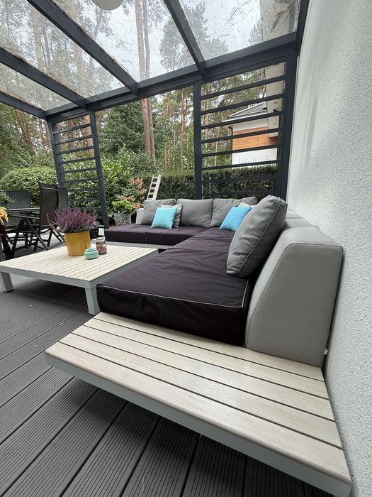 Nowoczesny zestaw mebli tarasowych z bocznymi półkami i stolikiem