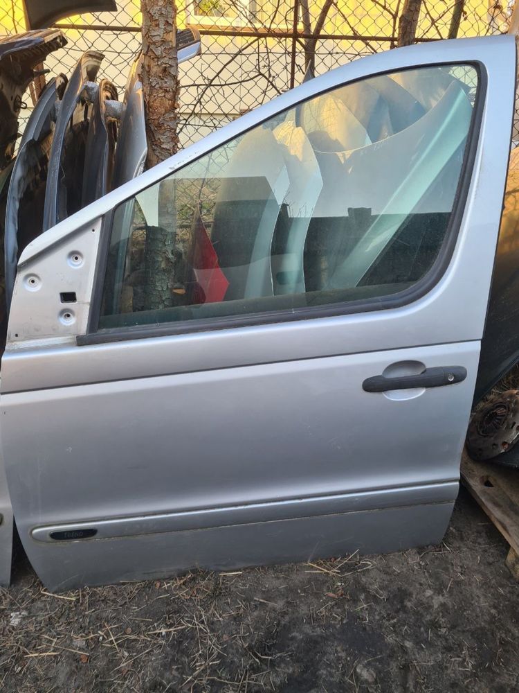 Передні двері ліві праві Mercedes Vaneo W414 Мерседес Ванео