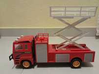 Carro dos bombeiros com grua